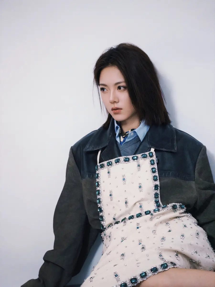 赵今麦穿背带裙配西装个性十足 短发造型清爽又少女