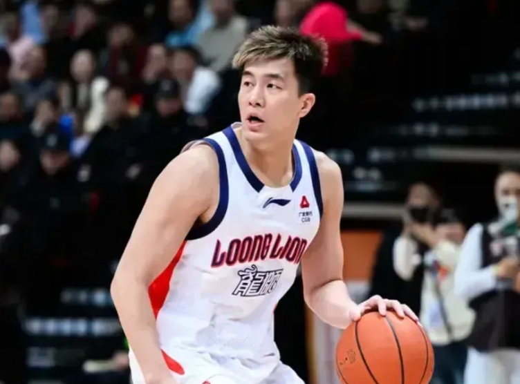 CBA常规赛，广州战胜山东。赛中，郭艾伦突破对抗后受伤倒地不起，担架抬离比赛场地