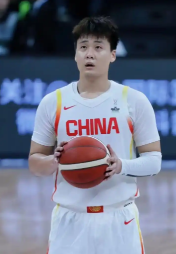 赵睿的下滑程度挺明显的
重型后卫，30岁以后就是各方面急剧下滑，原本应该提高的是