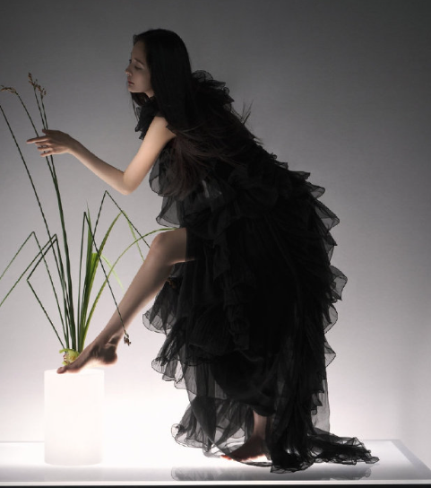杨幂身穿黑色羽毛裙赤脚拍摄