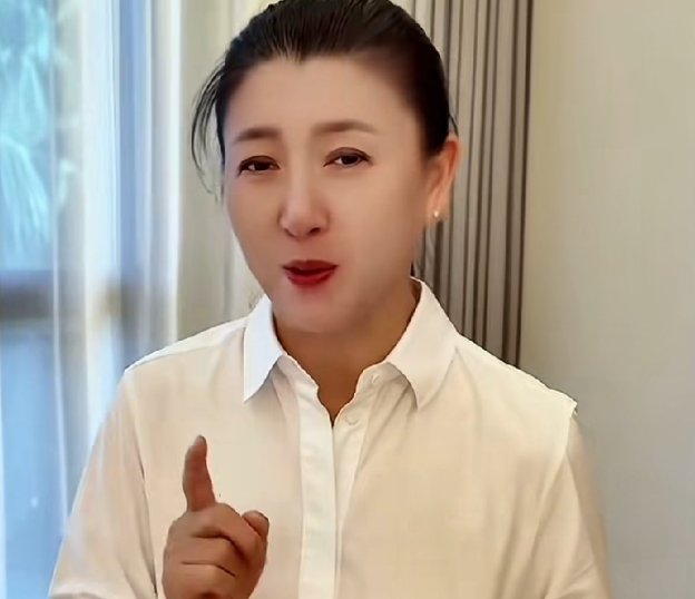 闫学晶的心灵鸡汤又来了，她说:“大家好我是演员闫学晶，今天我要说的话题是，女人如