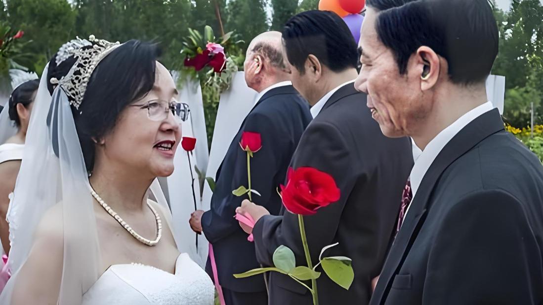 老奶奶谈隐私话题上热搜，年轻人集体破防：太开放了