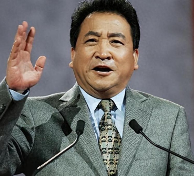 这么多年网上这么多人黑姜昆，他从不回应，这就是一个人的格局。
 
当年的春节晚会