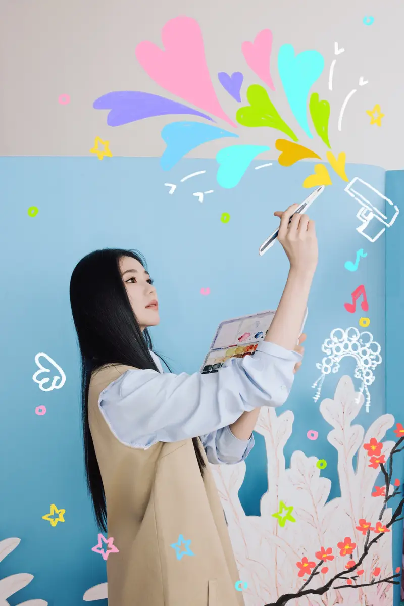 刘浩存晒童趣生日照，穿卡其色裙子俏皮又少女