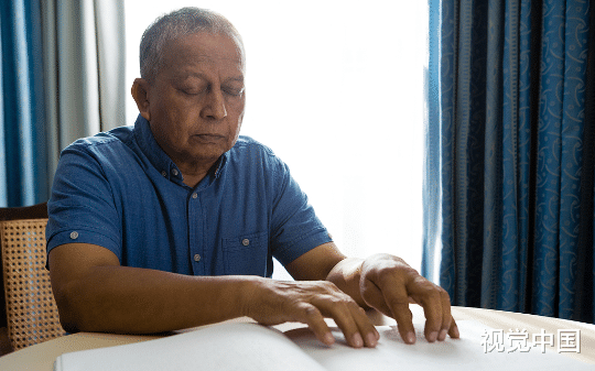 大爷天生没眼球，一辈子睁不开眼，去营业厅补个手机卡，竟被柜员逼着睁眼刷脸