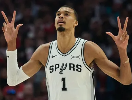 根据数据统计，文班是自2003年蒂姆-邓肯以来，首位在季后赛单场比赛中得到25+