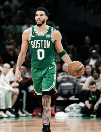 NBA季后赛，凯尔特人主教练乔-马祖拉在接受采访时谈到了塔图姆在伤病面前所展现出