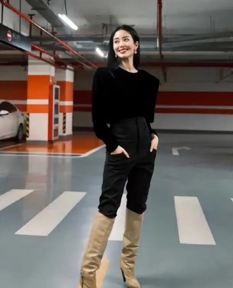 杨采钰今日份的车库写真，黑色丝绒上衣和长裤搭配米色中筒靴，复古又时髦，独特气质韵