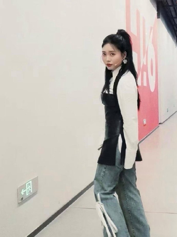 李雪琴减肥后苗条了很多，可惜吃亏在有一张圆圆的脸，镜头里还是显得有点胖乎乎的 ​