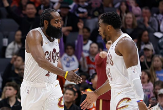 骑士又输了，这已经是本赛季第三次被绿军横扫了。此前骑士暂列东部第四，凯尔特人暂列