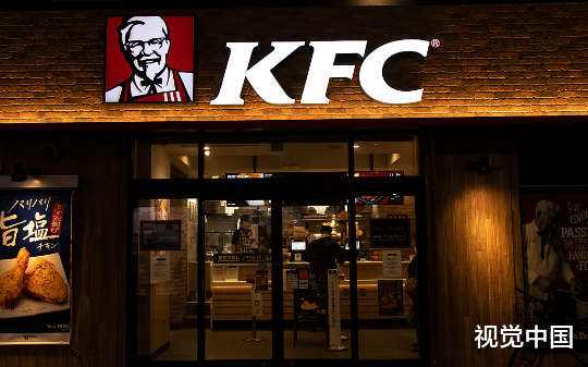 街角挂着硕大的KFC招牌，姑娘奔着肯德基的流量，砸光积蓄租下对面铺子，赔了仨月才发现门头是假的