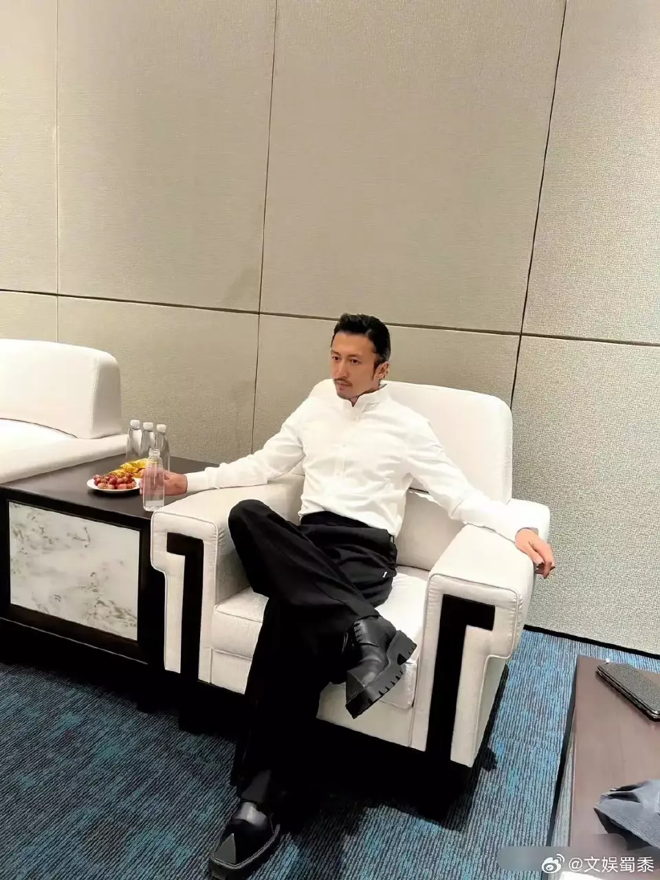 香港的男演员似乎对这款鞋子是情有独钟，这就是所谓的丑到极致就是潮吧。