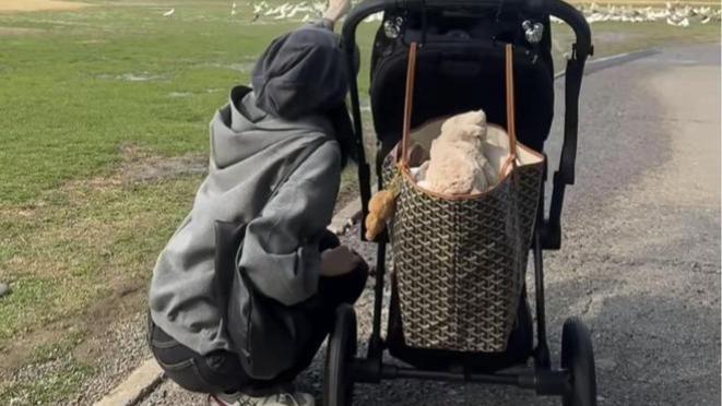 何穗更新动态，晒和儿子出游照片