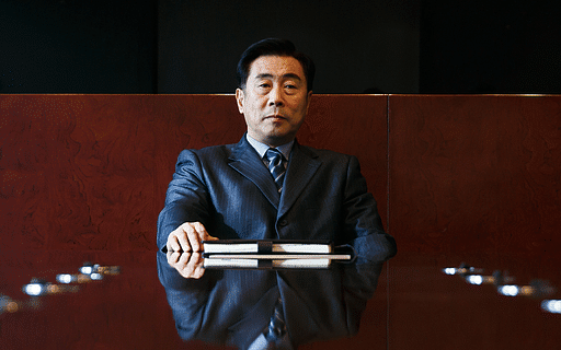 我在大会上见领导没水，主动递了一瓶矿泉水，他却拿我作立威对象要开除我