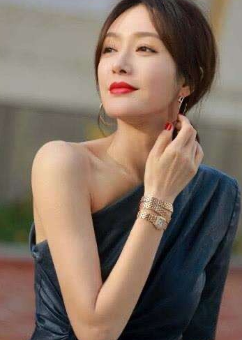 时尚优雅的气质女人，充满魅力的气息，精美的脸庞