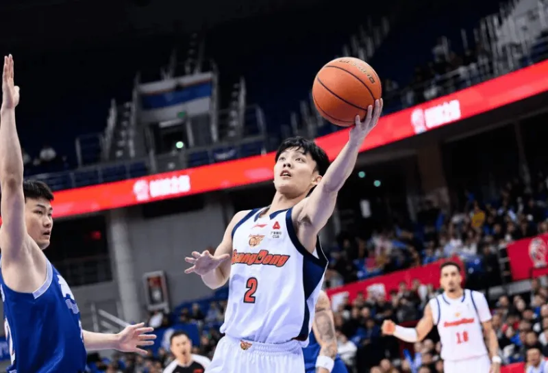 CBA常规赛，广东110-105战胜青岛。

赛后，广东男篮发文总结比赛：球队上