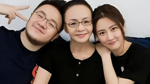 66岁宋丹丹化身导演让两个孙子再演一遍接机，当婆婆有分寸被媳妇夸