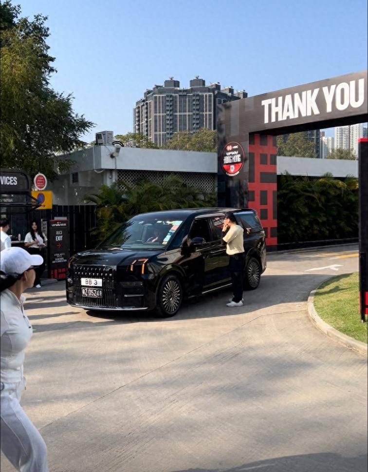 LIV高尔夫赛场，最贵的车居然是极氪009！