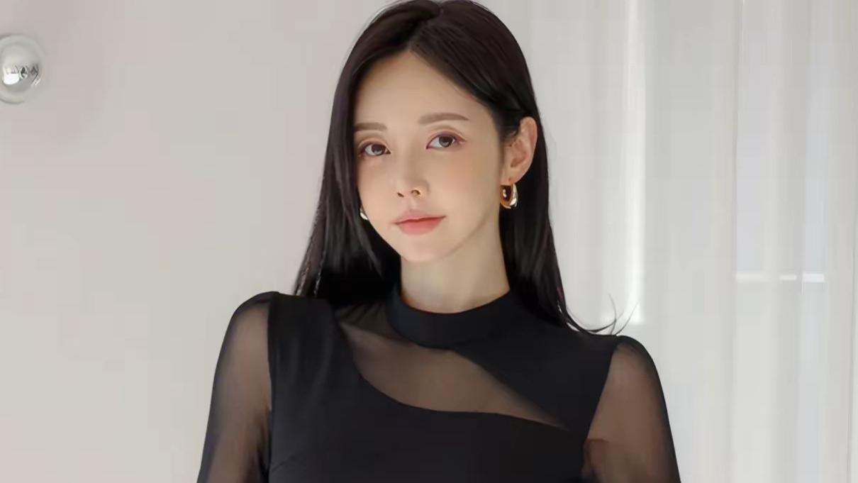 粉颊如桃初绽蕊，掌上舞燕试新声，朱唇娇颜六七春，明眸似水映星辰