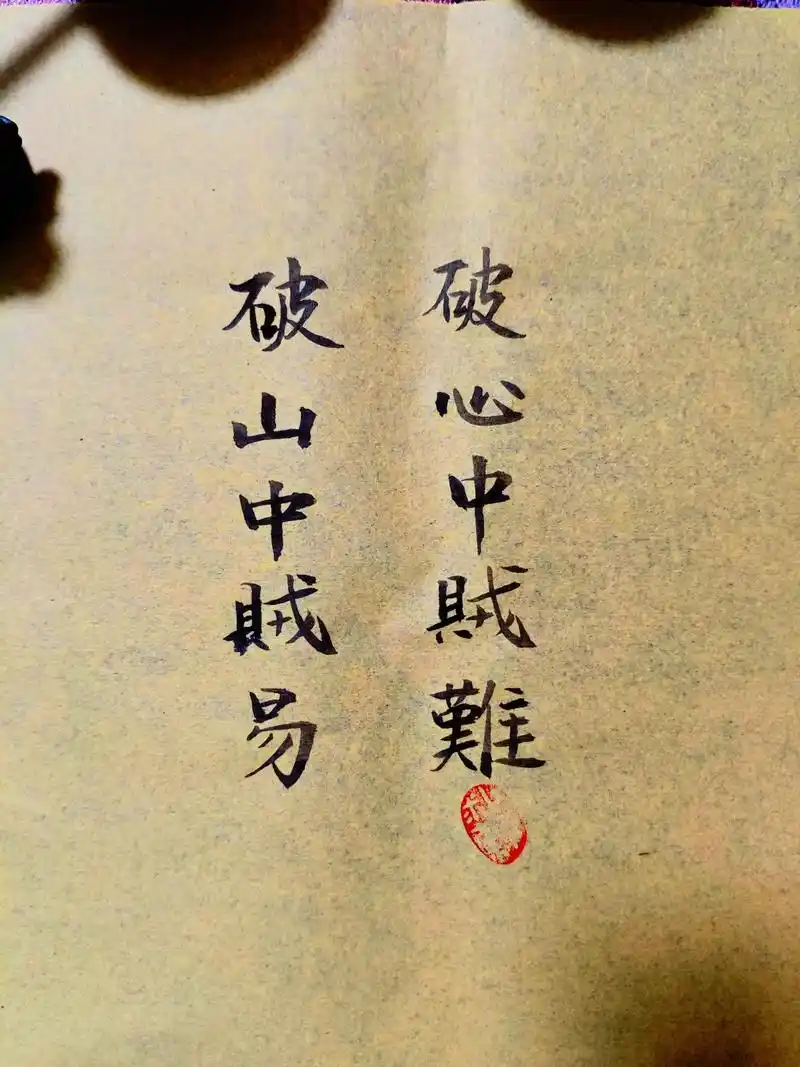 我们活在别人的评价里、活在时代的焦虑里、活在比较的漩涡里——唯独没有活在自己的节