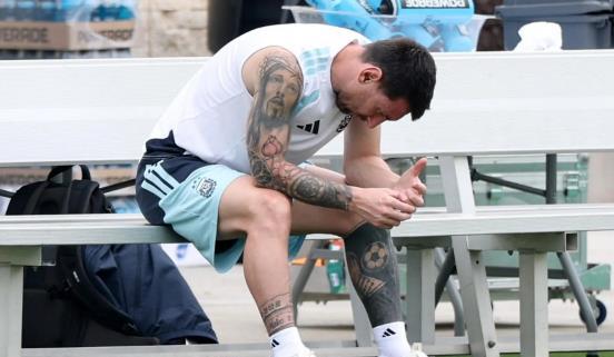 梅西在与英格兰赛前的最后调整中独自沉思。

阿根廷在2026年FIFA世界杯