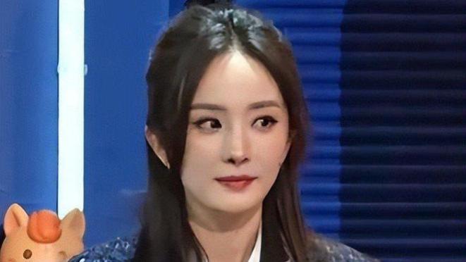 杨幂抢C位风波后，穿白袜短裙亮相