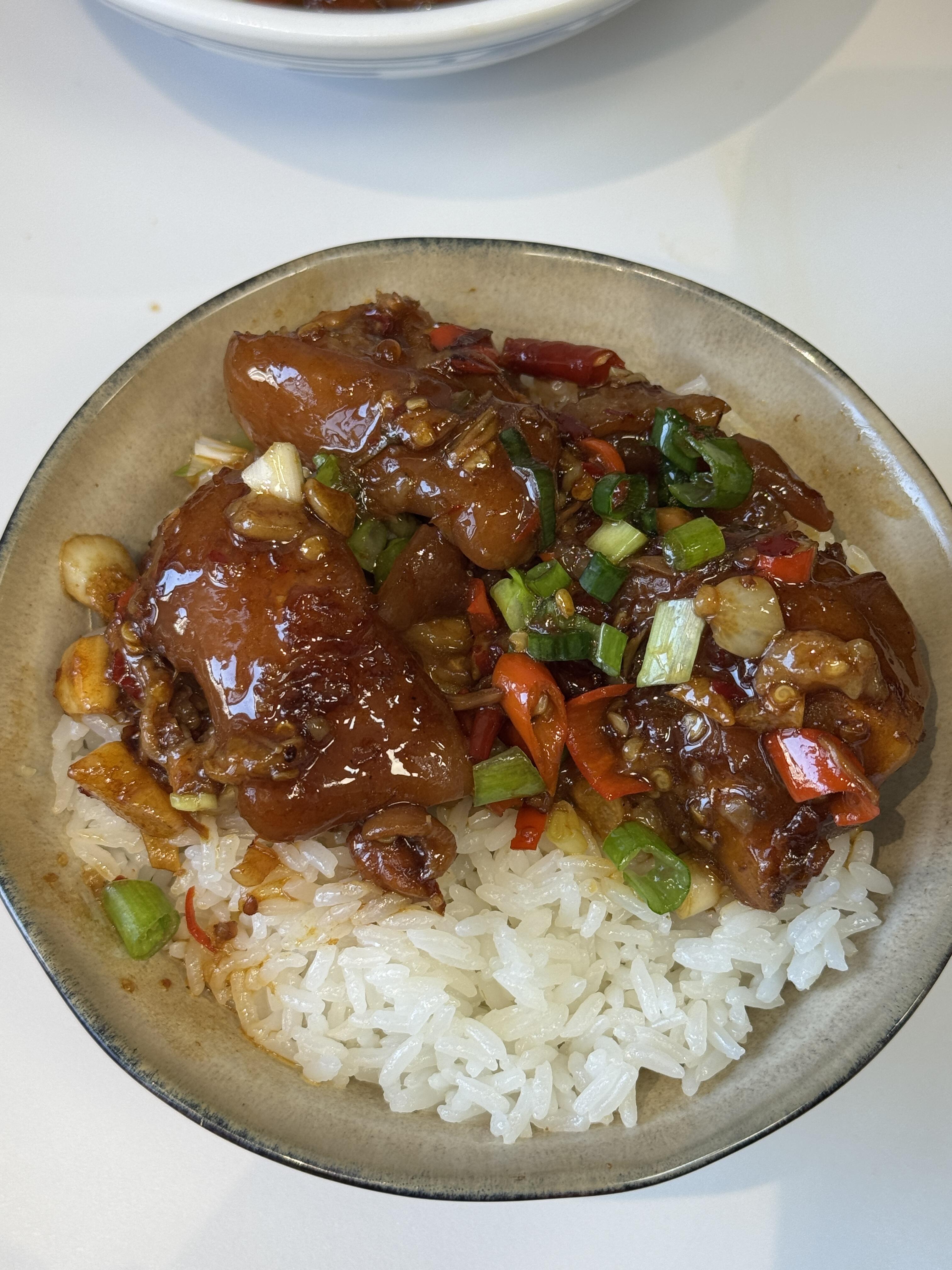 香辣猪脚｜一抿即化，香辣黏嘴，汤汁拌饭绝了
家人们，这道香辣猪脚真的越吃越上头！