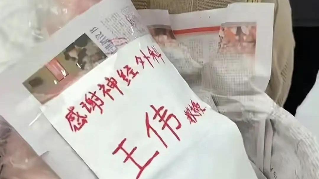 成都医院门口，一位大姐背着竹篓堵住医生！看清里面东西后，网友吵翻了……