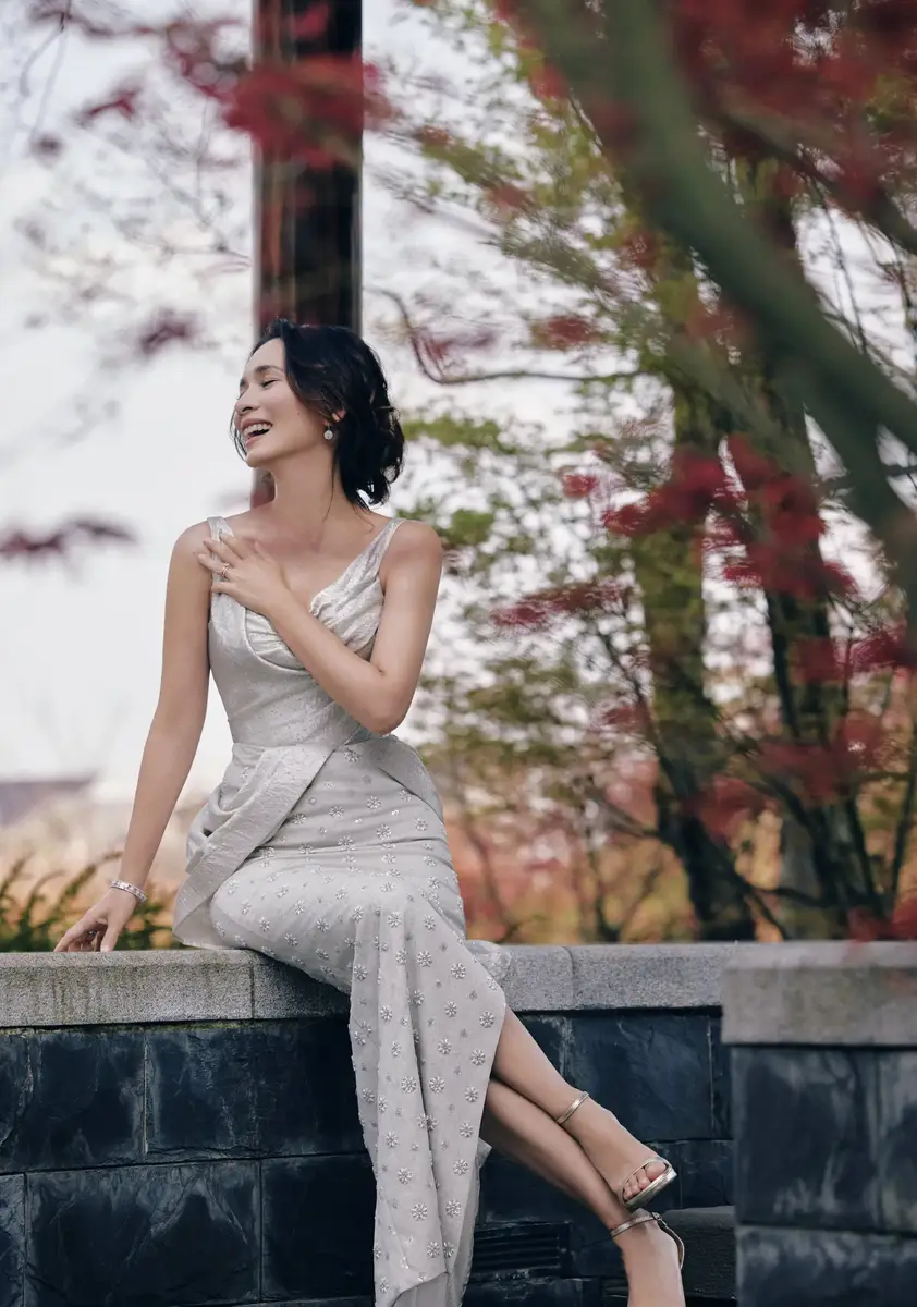 卢靖姗穿银白刺绣长裙清冷贵气 高开叉设计气场十足