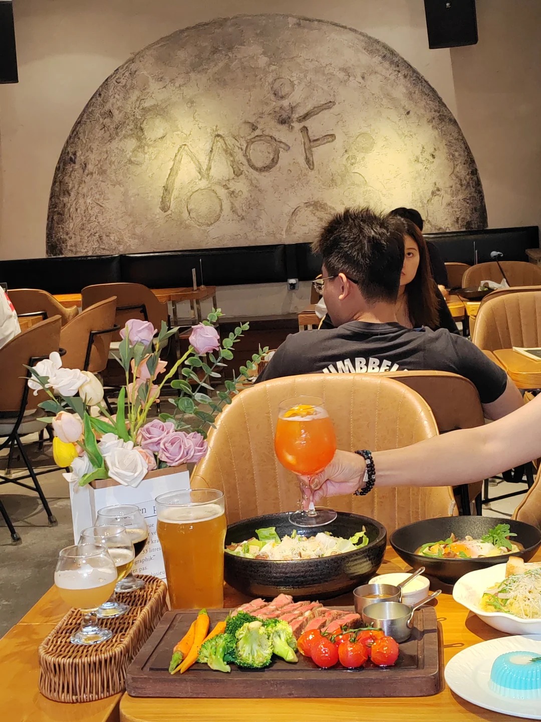 广钢新城这家Bistro餐酒屋，约会氛围太可以了✨
暖暖的灯光💡，好喜欢那个月