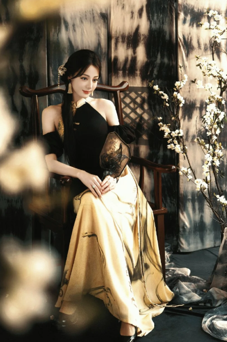 蹲下摸摸自己的影子说没关系