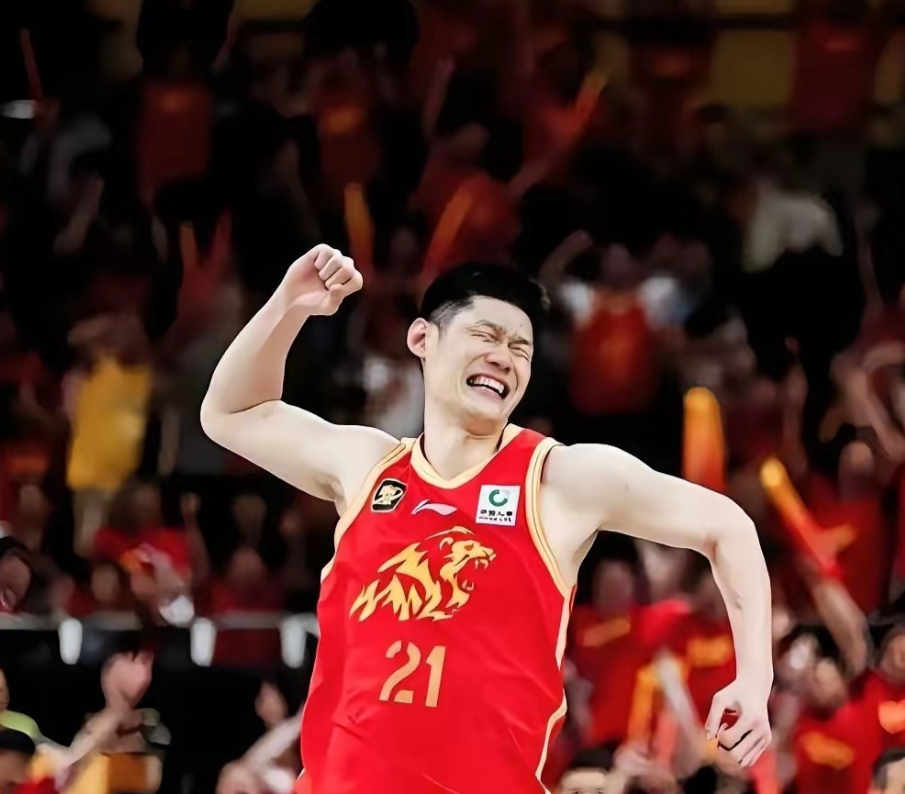胡金秋新东家反转！
今天早上，CBA媒体人赵探长向球迷们透露：山西男篮有意签下胡