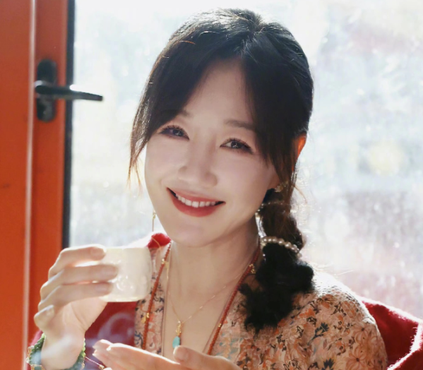 薛佳凝一场珠宝直播里弹幕里出现了一个让人尴尬的问题
每次见你笑都想到陆毅
当时她