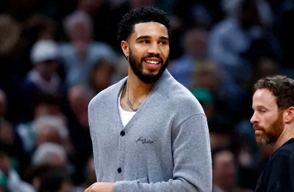 近日，NBA著名记者比尔·西蒙斯在和另一位资深记者扎克·洛维的播客节目中谈到了塔