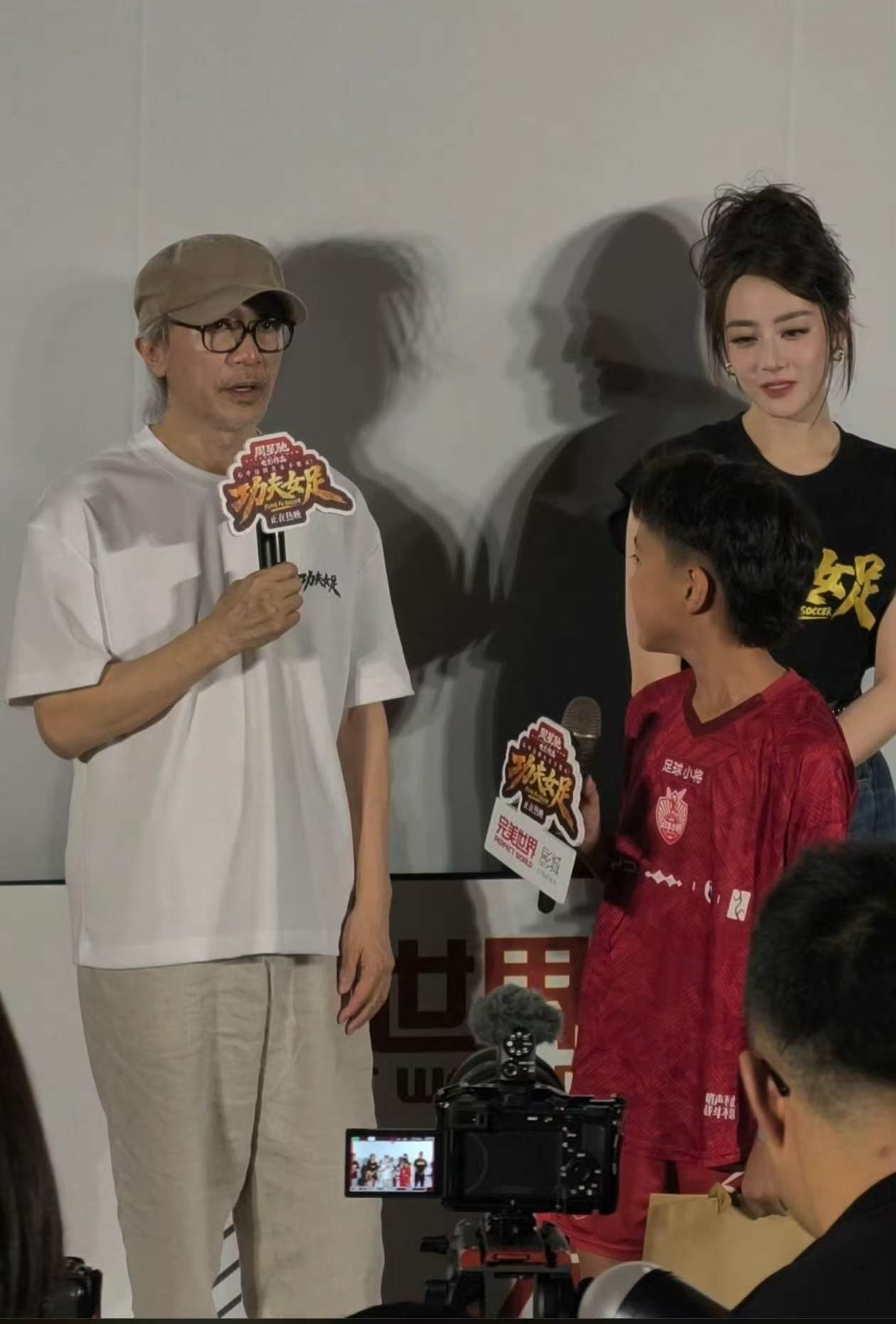 周星驰路演现场被少年感动