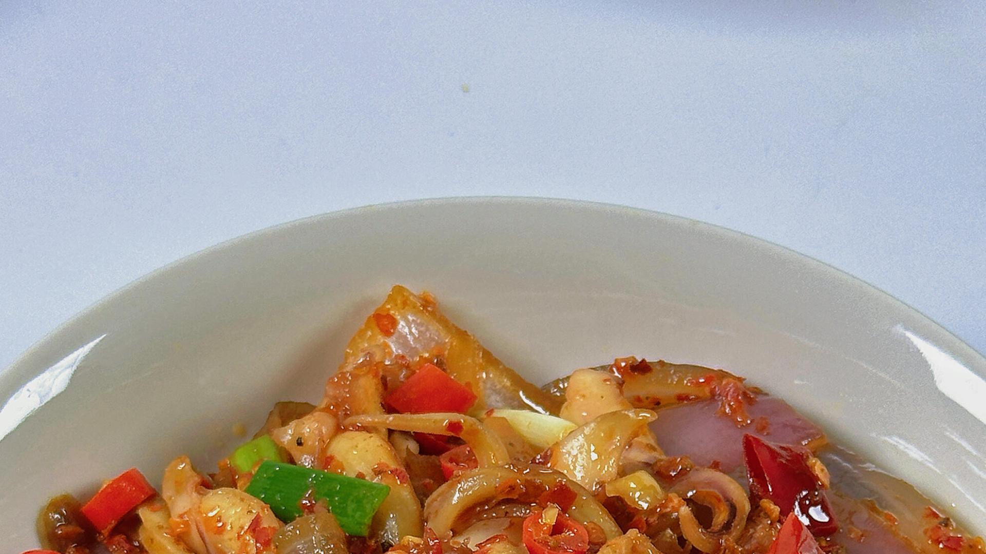 10分钟快手爆炒鱿鱼！Q弹爽脆比烧烤摊还香，连洋葱都被抢光