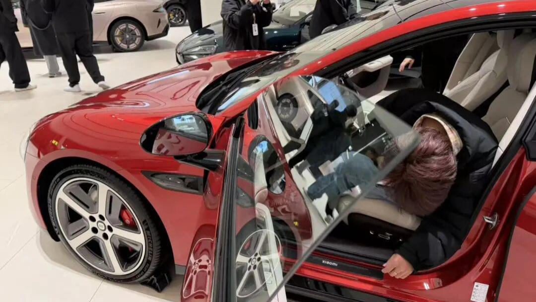 新小米SU7上市直击门店：客流爆满、试驾排到下周，销售称最快4月能交付