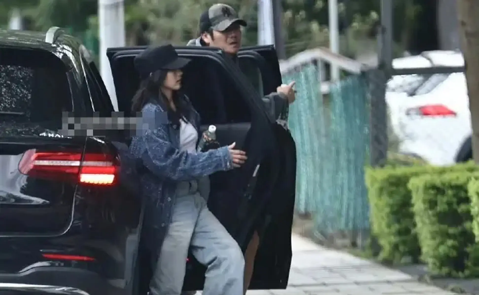 曹格带女生与朋友聚餐 女方帮曹格捋头发互动亲密