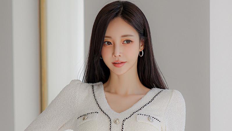 霜落琼枝映红妆，佳人踏雪步生香，回眸一笑千山醉，玉骨冰肌胜霓裳