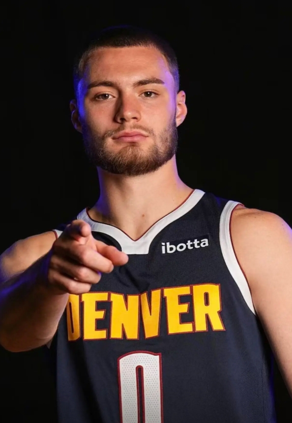 布劳恩是真正的万金油，能做的事情太多了，他在场就是流畅很多
防守，篮板，快攻，二