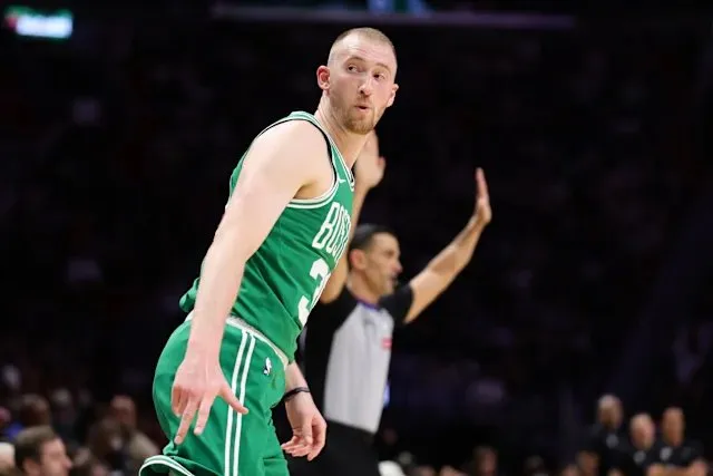 NBA常规赛凯尔特人以133-101战胜雄鹿

此役，绿军球员豪瑟6中5，三分4