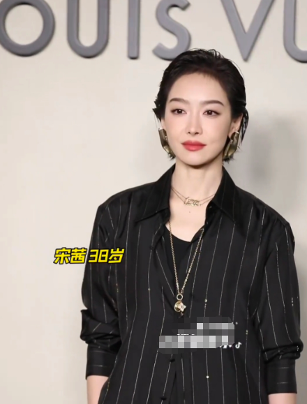 这大背头，这大耳环，太得劲了！这是谁家的女总裁气场太强大了