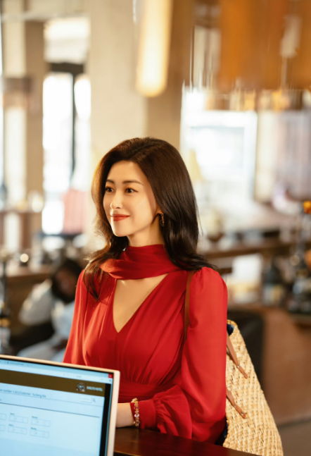 《蜜语纪》在大美女朱珠面前，李梦饰演小三没什么说服力啊！
《蜜语纪》中经超饰演的