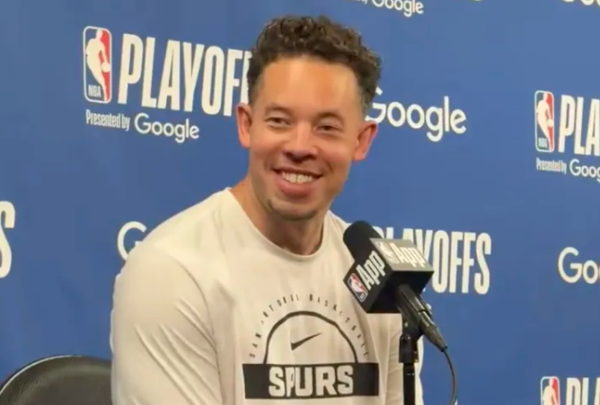NBA季后赛前马刺主帅米奇-约翰逊接受了记者采访，谈到了森林狼主帅芬奇说文班G1