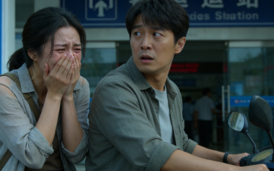 我为儿子药费愁白头，跑摩的拉到神秘女客，她听完我名字直接掏巨款：恩人，我找了你22年…