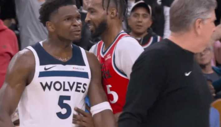 NBA常规赛，森林狼客场94-88战胜快船。
比赛第四节，森林狼后卫安东尼-爱德