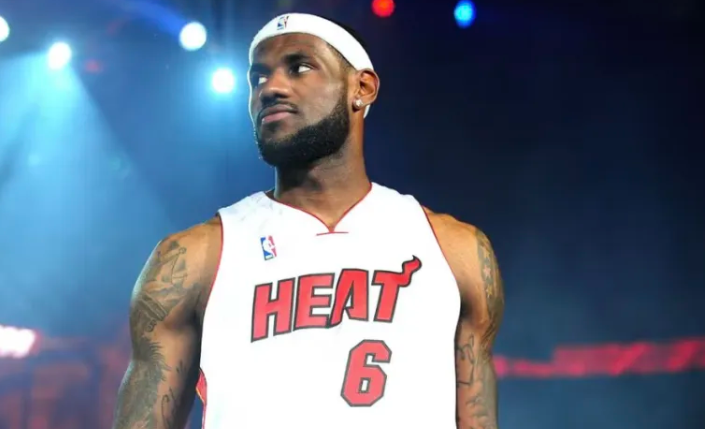 前NBA球员蒂姆-哈达威在一档节目中谈到了詹姆斯的未来去向，并分析了热火得到他的
