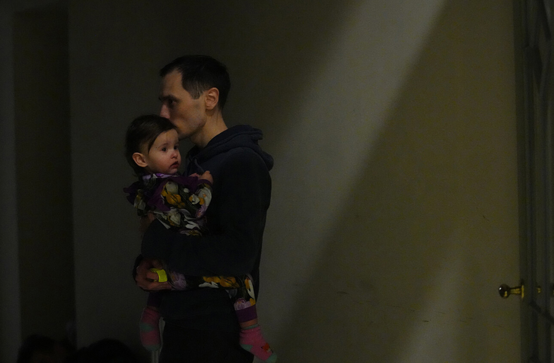 2022 年2 月 24 日，一名乌克兰难民和他的女儿在波兰的一个火车站 。