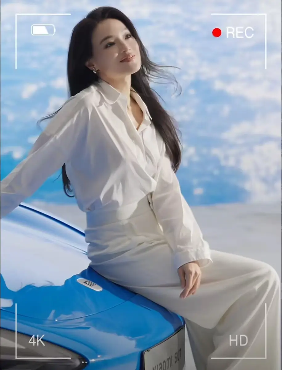 舒淇长发温柔靠蓝车拍摄随性松弛 纯白look优雅又元气