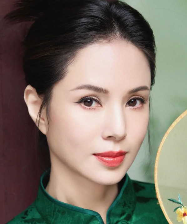 李若彤这个腹肌简直绝了绝对是货真价实的
相信在娱乐圈中很多女明星都难以做到，要知